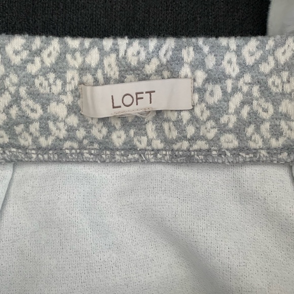 LOFT | Light Blue and White Floral Pattern Pencil Skirt - Picture 4 of 5